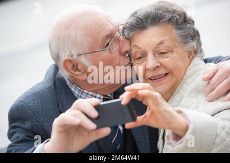Senior Paar mit Kamera unter selfie auf der Straße Stockfoto