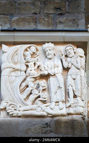 Frieze (von Jesus Christus, der auf dem Teufel steht und Menschen in den Himmel rettet) an der Westwand der christlichen Kathedrale in Lincoln, England. Stockfoto