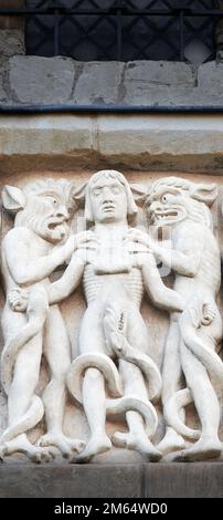 Frieze (von Teufeln, die beim letzten Gericht jemanden in die Hölle bringen) an einer Außenwand der christlichen Kathedrale in Lincoln, England. Stockfoto