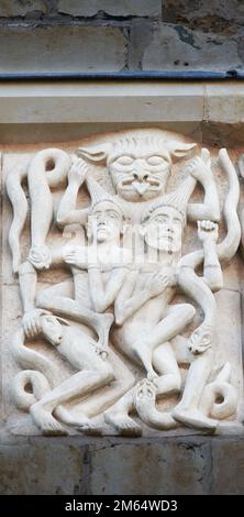 Frieze (von Teufeln, die beim letzten Gericht ein paar Männer in die Hölle bringen) an der Westwand der christlichen Kathedrale in Lincoln, England. Stockfoto