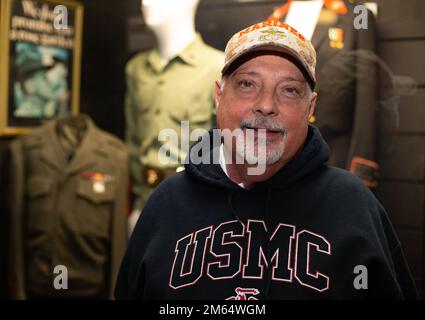 USA Der Veteran des Marine Corps Michael J. Giannattasio besucht das Marine Corps Recruit Depot Parris Island Museum am MCRD Parris Island, South Carolina, 1. April 2022. Guy reiste aus Pittsburgh, Pennsylvania, zusammen mit drei anderen Marines aus seinem Zug, um ihren 50. Jahrestag zu feiern, als er beim Recruit Training auf den gelben Fußabdrücken stand. Stockfoto