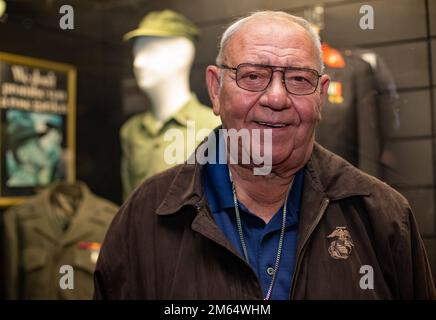 USA Marinekorps hat Meister Gunnery Sergeant John I. in Rente geschickt Loughner besucht das Marine Corps Recruit Depot Parris Island Museum am MCRD Parris Island, South Carolina, 1. April 2022. Guy reiste aus Pittsburgh, Pennsylvania, zusammen mit drei anderen Marines aus seinem Zug, um ihren 50. Jahrestag zu feiern, als er beim Recruit Training auf den gelben Fußabdrücken stand. Stockfoto