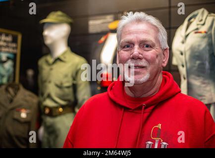 USA Der Veteran des Marine Corps Michael J. Guy besucht das Marine Corps Recruit Depot Parris Island Museum am MCRD Parris Island, South Carolina, 1. April 2022. Guy reiste aus Pittsburgh, Pennsylvania, zusammen mit drei anderen Marines aus seinem Zug, um ihren 50. Jahrestag zu feiern, als er beim Recruit Training auf den gelben Fußabdrücken stand. Stockfoto