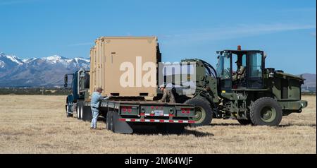 USA Flugzeuge des 27. Spezialeinsatzkommandos für Logistik und der 27. Spezialeinsatzeinsatzgruppe, Einheit 1, Mission Sustainment Team (MST) 2 Frachtcontainer auf einen Anhänger laden, nachdem sie während der Übung des vollständigen Missionsprofils (FMP) 22-3 am Regionalflughafen Sierra Blanca einen Einsatzort abgebaut haben; New Mexico, 1. April 2022. Das Kineto-CTG wurde entwickelt, um die Fähigkeit des MST 2 zu testen, lebenswerte Bedingungen an einem erschwerten Ort zu erhalten und gleichzeitig mehrere externe Einheiten zu unterstützen, und um Geschwader in einer Betriebsumgebung mit dem MST-Konzept vertraut zu machen. Stockfoto