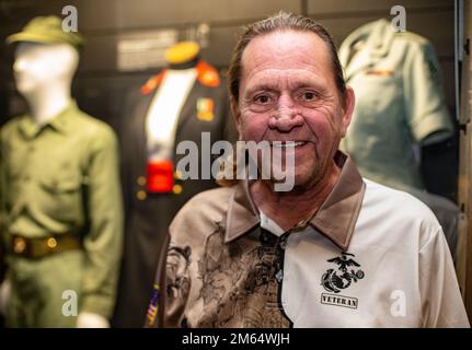 USA Robert D. Ruggiero, Veteran des Marine Corps, besucht das Marine Corps Recruit Depot Parris Island Museum auf MCRD Parris Island, South Carolina, 1. April 2022. Guy reiste aus Pittsburgh, Pennsylvania, zusammen mit drei anderen Marines aus seinem Zug, um ihren 50. Jahrestag zu feiern, als er beim Recruit Training auf den gelben Fußabdrücken stand. Stockfoto