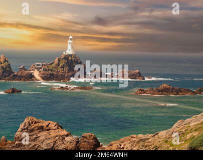 Sonnenuntergang am Corbiere Lighthouse auf den Jersey Channel Islands Stockfoto