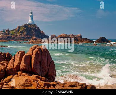 Der Leuchtturm von La Corbiere, Jersey, Großbritannien Ein Wahrzeichen der Küste Stockfoto