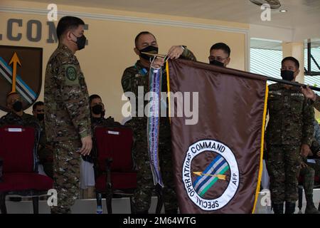 Generalmajor der philippinischen Armee Francisco Ariel A. Felicidario III, Befehlshaber des Spezialeinsatzkommandos der Streitkräfte der Philippinen (SOCOM AFP) und Stabsstab sehen, wie General Andres C Centino, Stabschef der Streitkräfte der Philippinen, einen neuen Streamer an die SOCOM AFP-Farben bindet, um die SOCOM AFP-Einheit als Kombattanten-Kommandoeinheit anzuerkennen, während des vierten SOCOM AFP-Jubiläums in Fort Magsaysay, Nueva Ecija, 1. April 2022 auf den Philippinen. (Foto der US-Armee von SPC Joshua Oller/28th Public Affairs Detachment) Philippinen, SOCOM AFP, Special Operations, US Army, Stockfoto