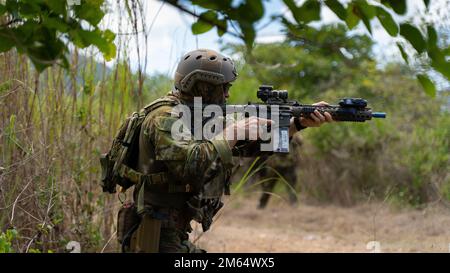 Ein australischer Operator mit 2. Commando Regiment, Special Operations Command, nimmt an einer amphibischen Razzia während der Balikatan 22 in El Nido, Palawan, Philippinen, 1. April 2022 Teil. Balikatan ist eine jährliche Übung zwischen den Streitkräften der Philippinen und dem US-Militär, die darauf ausgerichtet ist, bilaterale Interoperabilität, Fähigkeiten, Vertrauen und Zusammenarbeit zu stärken, die über Jahrzehnte gemeinsamer Erfahrungen aufgebaut wurde. Balikatan, Tagalog für ‘„Schulter an Schulter“, ist eine seit langem bestehende bilaterale Übung zwischen den Philippinen und den Vereinigten Staaten, die die tief verwurzelte Partnerschaft zwischen beiden Ländern unterstreicht Stockfoto