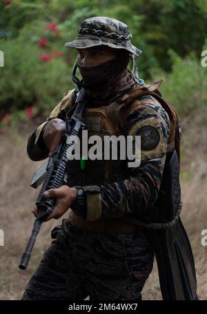 Ein Mitglied der philippinischen Navy Special Operations Group nimmt an einem Amphibienangriff während des Balikatan 22 in El Nido, Palawan, Philippinen, am 1. April 2022 Teil. Balikatan ist eine jährliche Übung zwischen den Streitkräften der Philippinen und dem US-Militär, die darauf abzielt, die bilaterale Interoperabilität, Fähigkeiten, Vertrauen und Zusammenarbeit zu stärken, die über Jahrzehnte hinweg aus gemeinsamen Erfahrungen aufgebaut wurden. Balikatan, Tagalog für „Schulter-an-Schulter“, ist eine langjährige bilaterale Übung zwischen den Philippinen und den Vereinigten Staaten, die die tief verwurzelte Partnerschaft zwischen beiden Ländern hervorhebt. BK22 ist die 37. IT Stockfoto