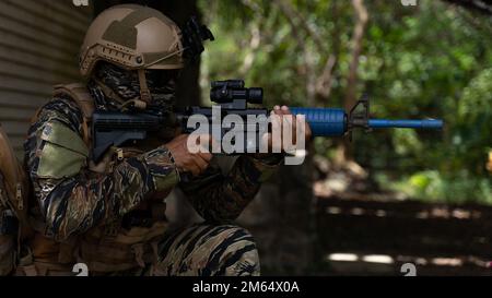 Mitglied der philippinischen Marine-Spezialeinsatzgruppe, beteiligt sich an einem Amphibienangriff während des Balikatan 22 in El Nido, Palawan, Philippinen, 1. April 2022. Balikatan ist eine jährliche Übung zwischen den Streitkräften der Philippinen und dem US-Militär, die darauf abzielt, die bilaterale Interoperabilität, Fähigkeiten, Vertrauen und Zusammenarbeit zu stärken, die über Jahrzehnte hinweg aus gemeinsamen Erfahrungen aufgebaut wurden. Balikatan, Tagalog für „Schulter-an-Schulter“, ist eine langjährige bilaterale Übung zwischen den Philippinen und den Vereinigten Staaten, die die tief verwurzelte Partnerschaft zwischen beiden Ländern hervorhebt. BK22 ist die 37. i. Stockfoto