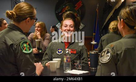 Frauen vom Euro-NATO Joint Jet Pilot Training Program genießen ein weibliches Frühstück auf Einladung von Generalmajor Jeannie Leavitt, Luftwaffenstützpunkt Sheppard, Texas, 1. April 2022. Generalmajor Leavitt hielt eine Rede auf einer Euro-NATO Joint Jet Pilot Training Abschlussfeier und veranstaltete professionelle Entwicklungsveranstaltungen für Frauen auf Sheppard AFB. Stockfoto