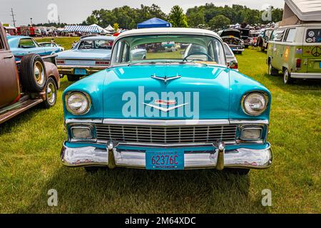 Iola, WI - 07. Juli 2022: Aus der Vogelperspektive, Vorderansicht einer 1956 Chevrolet BelAir 4-Türer Limousine auf einer lokalen Automesse. Stockfoto