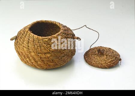 Kleiner Topf, hergestellt von brasilianischen Indianern auf handwerkliche Weise. Er misst neun Zentimeter an seiner Basis. Stockfoto