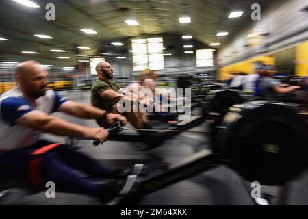 Montana Air National Guard, Staff Sgt. Matt Cable, ein Verteidiger der Sicherheitskräfte und Mitglied des Air Force Wunded Warrior Program, übt Rudern in Vorbereitung auf die Invictus Games 2022. Die Spiele sind ein internationales adaptives Sportwettkampfmilitär für verwundete Krieger, das vom 14. Bis 22. April in Den Haag, Niederlande, stattfand. Von den sieben Wettkämpfen, an denen Cable teilnahm, gewann er sieben Medaillen, während er Team U.S. gegen 500 Wettbewerber aus 20 Nationen repräsentierte. Stockfoto