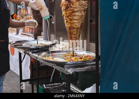 Traditioneller türkischer Döner Kebab in einem Straßenverkäufer. Stockfoto