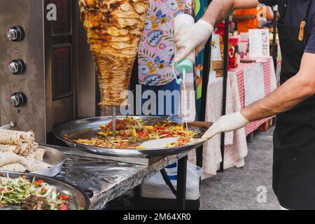 Traditioneller türkischer Döner Kebab in einem Straßenverkäufer. Stockfoto
