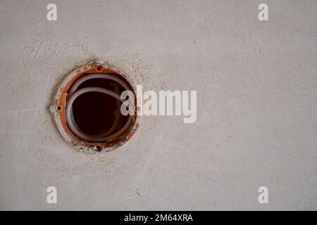 Loch in der Wand für Steckdose Stockfoto