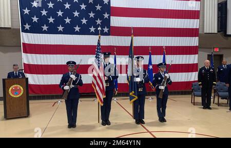 USA Air Force-Mitglieder des 109. Luftwaffenflügels der New York Air National Guard präsentieren die Farben bei der Eröffnungszeremonie für den Kommandowechsel der New York Air National Guard von Air Force Major General Timothy LaBarge nach Brig. Gen. Denise Donnell im Joint Force Hauptquartier in Latham, New York, 2. April 2022. LaBarge ging nach 39 Jahren in den Ruhestand und übergab das Kommando an Brig. General Denise Donnell, New Yorks erste weibliche Befehlshaber der Air National Guard. Stockfoto