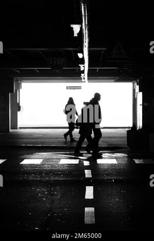 Silhouette von Personen in Tiefgaragen Stockfoto