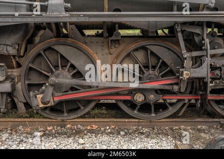 Baskisches Eisenbahnmuseum mit Fahrzeugen wie Dampf-, Diesel- und Elektrolokomotiven, Autos und verschiedenen Arten von Wagen. Urola Eisenbahn Stockfoto