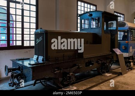 Baskisches Eisenbahnmuseum mit Fahrzeugen wie Dampf-, Diesel- und Elektrolokomotiven, Autos und verschiedenen Arten von Wagen. Urola Eisenbahn Stockfoto