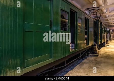 Baskisches Eisenbahnmuseum mit Fahrzeugen wie Dampf-, Diesel- und Elektrolokomotiven, Autos und verschiedenen Arten von Wagen. Urola Eisenbahn Stockfoto