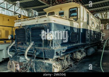 Baskisches Eisenbahnmuseum mit Fahrzeugen wie Dampf-, Diesel- und Elektrolokomotiven, Autos und verschiedenen Arten von Wagen. Urola Eisenbahn Stockfoto