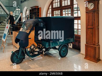 Baskisches Eisenbahnmuseum mit Fahrzeugen wie Dampf-, Diesel- und Elektrolokomotiven, Autos und verschiedenen Arten von Wagen. Urola Eisenbahn Stockfoto