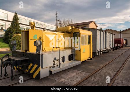 Baskisches Eisenbahnmuseum mit Fahrzeugen wie Dampf-, Diesel- und Elektrolokomotiven, Autos und verschiedenen Arten von Wagen. Urola Eisenbahn Stockfoto