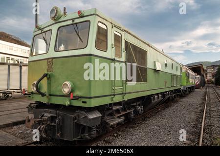 Baskisches Eisenbahnmuseum mit Fahrzeugen wie Dampf-, Diesel- und Elektrolokomotiven, Autos und verschiedenen Arten von Wagen. Urola Eisenbahn Stockfoto