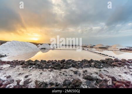 Salz über den Salzbergenteichen bei Sonnenaufgang Stockfoto