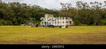 Soldaten der Hawaii Army National Guard von Bravo Battery, 1. Bataillon, 487. Artillerie-Regiment, 29. Infanterie-Brigaden-Kampfteam leitet Sicherheitsmaßnahmen rund um den CH-47 Chinook in Schofield Barracks, Hawaii, 2. April 2022. Bei der Übung handelte es sich um eine gemeinsame Ausbildung zwischen der 487. Feldartillerie und der Firma B, 2. Bataillon, 211. Luftfahrtregiment, 103. Truppenkommando. Stockfoto