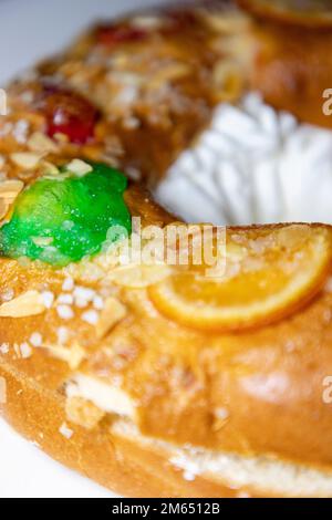 Roscón. Roscon de Reyes. Kingcake. Brötchen aus einem süßen Teig in Form eines Ringes, dekoriert mit Scheiben Kandierte Stockfoto