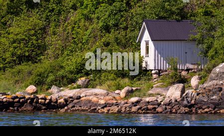 Szenen aus Vrango, einer Insel im Archipel bei Göteborg, Schweden, farbenfrohe Häuser, Hafen und Meereslandschaft Stockfoto