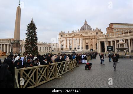 Vatikanstadt, Heiliger Stuhl, 2. Januar 2023. Schlange von Leuten, die auf den Eingang in St. Peters Basilika, um den Körper des verstorbenen Papstes Emeritus Benedict XVI zu sehen und sich zu verabschieden. Die Leiche von Papst Emeritus Benedikt XVI. Zog am montagmorgen nach St. Petersdom, wo die Öffentlichkeit drei Tage lang vor der Beerdigung am donnerstag, den 5. Januar 2023, unter der Aufsicht von Papst Franziskus ihre Ehre erweisen kann. Kreditbild: Walter Cicchetti/Alamy Live News Stockfoto