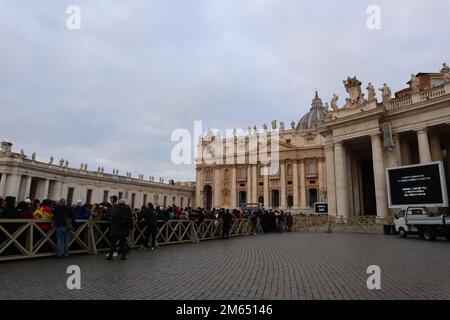 Vatikanstadt, Heiliger Stuhl, 2. Januar 2023. Schlange von Leuten, die auf den Eingang in St. Peters Basilika, um den Körper des verstorbenen Papstes Emeritus Benedict XVI zu sehen und sich zu verabschieden. Die Leiche von Papst Emeritus Benedikt XVI. Zog am montagmorgen nach St. Petersdom, wo die Öffentlichkeit drei Tage lang vor der Beerdigung am donnerstag, den 5. Januar 2023, unter der Aufsicht von Papst Franziskus ihre Ehre erweisen kann. Kreditbild: Walter Cicchetti/Alamy Live News Stockfoto