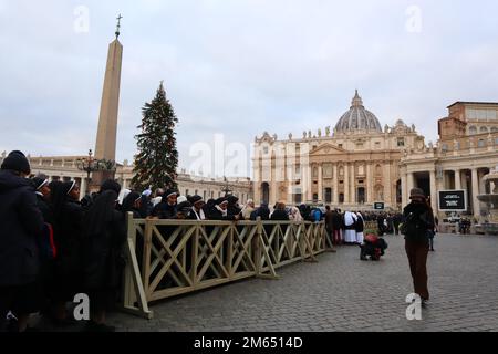 Vatikanstadt, Heiliger Stuhl, 2. Januar 2023. Schlange von Leuten, die auf den Eingang in St. Peters Basilika, um den Körper des verstorbenen Papstes Emeritus Benedict XVI zu sehen und sich zu verabschieden. Die Leiche von Papst Emeritus Benedikt XVI. Zog am montagmorgen nach St. Petersdom, wo die Öffentlichkeit drei Tage lang vor der Beerdigung am donnerstag, den 5. Januar 2023, unter der Aufsicht von Papst Franziskus ihre Ehre erweisen kann. Kreditbild: Walter Cicchetti/Alamy Live News Stockfoto