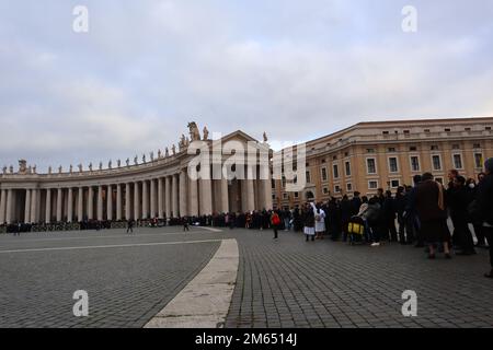 Vatikanstadt, Heiliger Stuhl, 2. Januar 2023. Schlange von Leuten, die auf den Eingang in St. Peters Basilika, um den Körper des verstorbenen Papstes Emeritus Benedict XVI zu sehen und sich zu verabschieden. Die Leiche von Papst Emeritus Benedikt XVI. Zog am montagmorgen nach St. Petersdom, wo die Öffentlichkeit drei Tage lang vor der Beerdigung am donnerstag, den 5. Januar 2023, unter der Aufsicht von Papst Franziskus ihre Ehre erweisen kann. Kreditbild: Walter Cicchetti/Alamy Live News Stockfoto