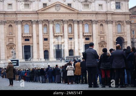 Vatikanstadt, Heiliger Stuhl, 2. Januar 2023. Schlange von Leuten, die auf den Eingang in St. Peters Basilika, um den Körper des verstorbenen Papstes Emeritus Benedict XVI zu sehen und sich zu verabschieden. Die Leiche von Papst Emeritus Benedikt XVI. Zog am montagmorgen nach St. Petersdom, wo die Öffentlichkeit drei Tage lang vor der Beerdigung am donnerstag, den 5. Januar 2023, unter der Aufsicht von Papst Franziskus ihre Ehre erweisen kann. Kreditbild: Walter Cicchetti/Alamy Live News Stockfoto