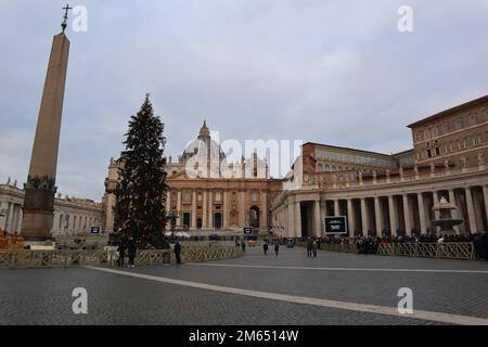 Vatikanstadt, Heiliger Stuhl, 2. Januar 2023. Schlange von Leuten, die auf den Eingang in St. Peters Basilika, um den Körper des verstorbenen Papstes Emeritus Benedict XVI zu sehen und sich zu verabschieden. Die Leiche von Papst Emeritus Benedikt XVI. Zog am montagmorgen nach St. Petersdom, wo die Öffentlichkeit drei Tage lang vor der Beerdigung am donnerstag, den 5. Januar 2023, unter der Aufsicht von Papst Franziskus ihre Ehre erweisen kann. Kreditbild: Walter Cicchetti/Alamy Live News Stockfoto