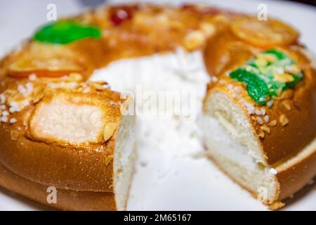 Roscón. Roscon de Reyes. Kingcake. Brötchen aus einem süßen Teig in Form eines Ringes, dekoriert mit Scheiben Kandierte Stockfoto