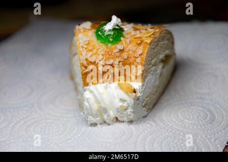 Roscón. Roscon de Reyes. Kingcake. Brötchen aus einem süßen Teig in Form eines Ringes, dekoriert mit Scheiben Kandierte Stockfoto