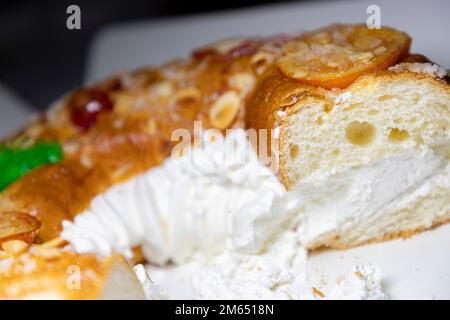 Roscón. Roscon de Reyes. Kingcake. Brötchen aus einem süßen Teig in Form eines Ringes, dekoriert mit Scheiben Kandierte Stockfoto