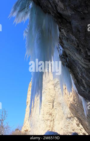 Eiszapfen eines gefrorenen Wasserfalls. Dorf Afurja, Region Guba, Aserbaidschan. Stockfoto