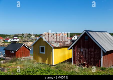 Szenen aus Vrango, einer Insel im Archipel bei Göteborg, Schweden, farbenfrohe Häuser, Hafen und Meereslandschaft Stockfoto