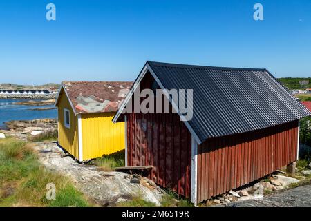 Szenen aus Vrango, einer Insel im Archipel bei Göteborg, Schweden, farbenfrohe Häuser, Hafen und Meereslandschaft Stockfoto