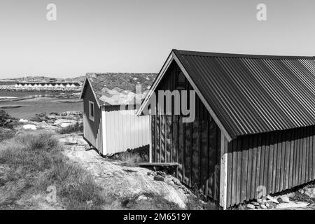 Szenen aus Vrango, einer Insel im Archipel bei Göteborg, Schweden, farbenfrohe Häuser, Hafen und Meereslandschaft Stockfoto