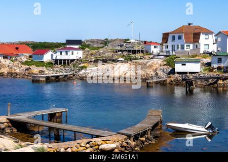 Szenen aus Vrango, einer Insel im Archipel bei Göteborg, Schweden, farbenfrohe Häuser, Hafen und Meereslandschaft Stockfoto