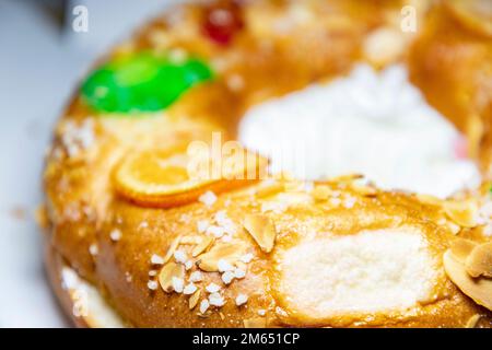 Roscón. Roscon de Reyes. Kingcake. Brötchen aus einem süßen Teig in Form eines Ringes, dekoriert mit Scheiben Kandierte Stockfoto